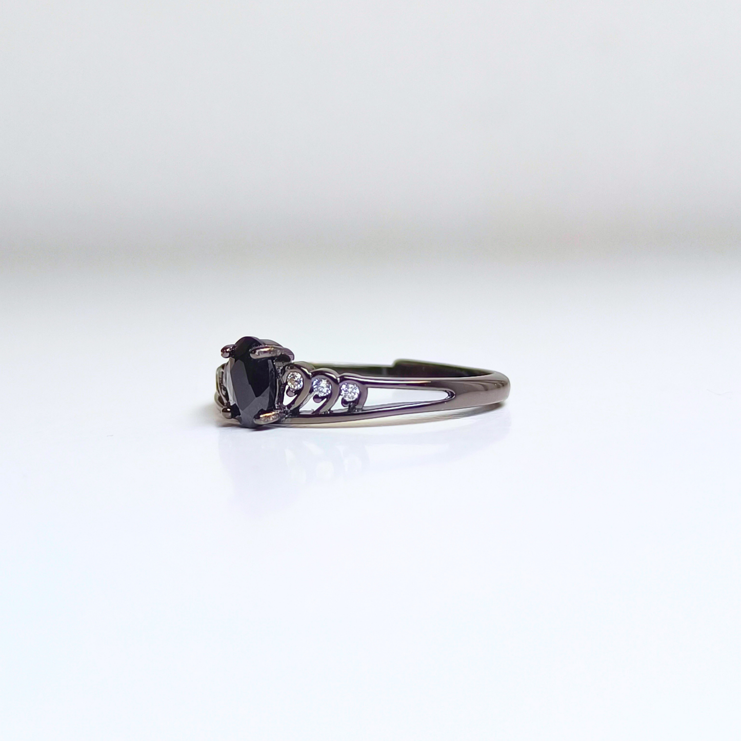 Noir Grace | Black Spinel Ring